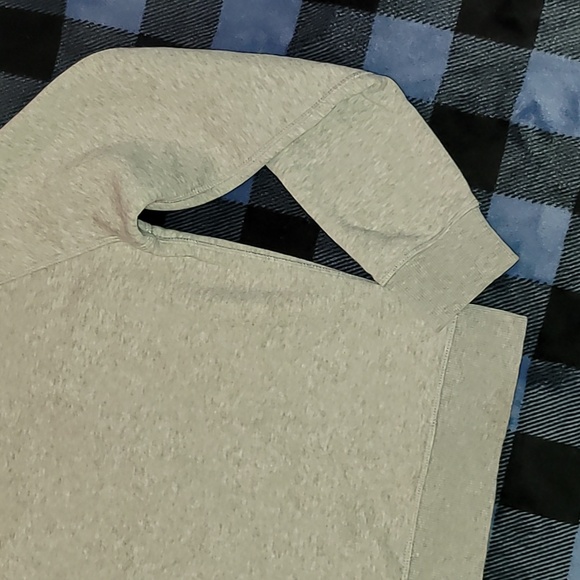 New Balance. Crewneck pullover. Carpet-logo. Like-new.  Women's Medium - Picture 13 of 15